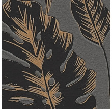 Gestructureerd behang met groot bladerpatroon, Monstera-motief en metallic accenten.