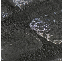 Gestructureerd behang met zilveren glitterdeeltjes in close-up.