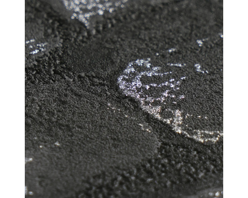 Gestructureerd behang met zilveren glitterdeeltjes in close-up.