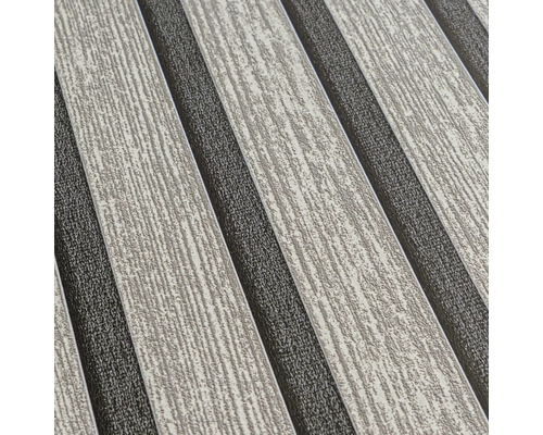 Behang met structuur, verticaal streepjespatroon en korrelig oppervlak.