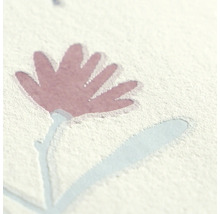 Behang met getextureerd bloemenpatroon in detail