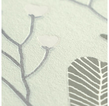 Close-up van vliesbehang met bloemenpatroon en voelbare textuur.