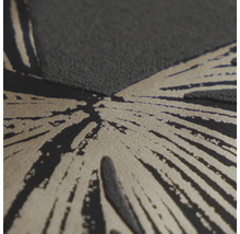Detailopname van behang met een abstract, metallic glanzend bladpatroon en fijne textuur.