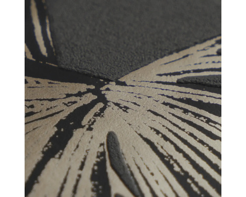 Detailopname van behang met een abstract, metallic glanzend bladpatroon en fijne textuur.