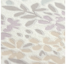 Detailopname van vliesbehang met een gestructureerd bloemenpatroon en bladmotieven.