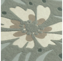 Close-up van vliesbehang met bloemenpatroon en gestructureerd oppervlak.