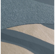 Close-up van een structuurbehang in blauw en beige met een golvend patroon en matte en glanzende oppervlakken.