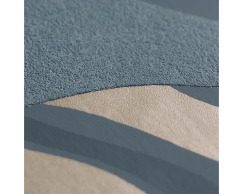 Close-up van een structuurbehang in blauw en beige met een golvend patroon en matte en glanzende oppervlakken.