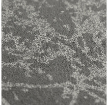 Detailopname van een tapijt met een gestructureerd oppervlak en een abstract patroon.