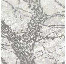 Detailopname van vliesbehang met een gestructureerd oppervlak en een takkenpatroon.