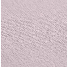 Detailopname van gestructureerd vliesbehang in roze met een fijnkorrelige oppervlaktestructuur.