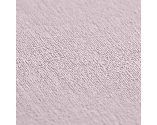 Detailopname van gestructureerd vliesbehang in roze met een fijnkorrelige oppervlaktestructuur.