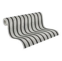 Vliesbehang met verticaal streepjespatroon in grijs en zwart en een gestructureerd oppervlak.