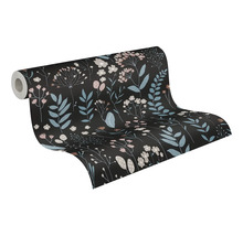 Vliesbehang met een floraal patroon van bladeren en bloemen op een donkere achtergrond.