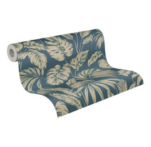 Vliesbehang met botanisch palm- en monstera-patroon in donkerblauw en beige.