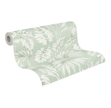Vliesbehang met tropisch patroon van monstera- en palmbladeren.