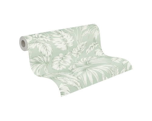 Vliesbehang met tropisch patroon van monstera- en palmbladeren.