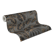Vliesbehang met tropisch patroon van monstera- en palmbladeren in donkergrijs en goud.