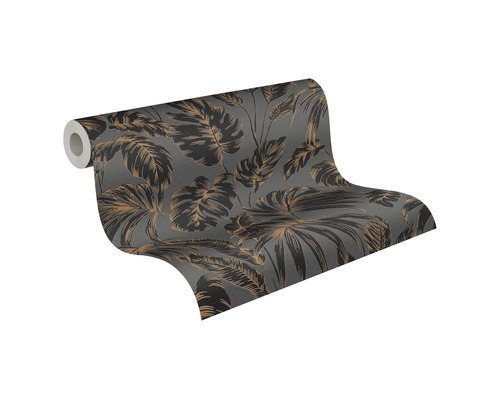 Vliesbehang met tropisch patroon van monstera- en palmbladeren in donkergrijs en goud.