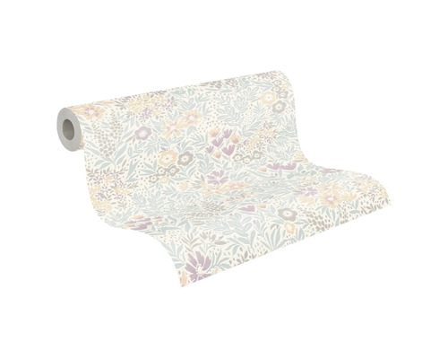Vliesbehang met floraal patroon van bloemen en bladeren, gedeeltelijk uitgerolde behangrol.