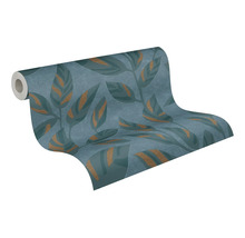 Vliesbehang met een patroon van grote bladeren in donkerblauw en goud.
