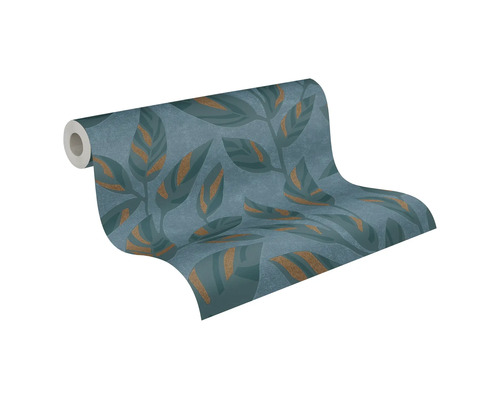 Vliesbehang met een patroon van grote bladeren in donkerblauw en goud.
