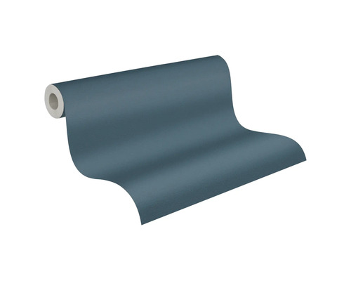 Vliesbehang effen donkerblauw met structuur, deels uitgerolde behangrol.
