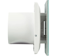 Zijaanzicht van een witte badkamerventilator met een vlak voorpaneel en ronde ventilatieaansluiting.