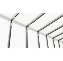 Binnenaanzicht van een kasconstructie met stabiele schoren en aluminium profielen.