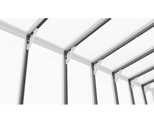 Binnenaanzicht van een kasconstructie met stabiele schoren en aluminium profielen.