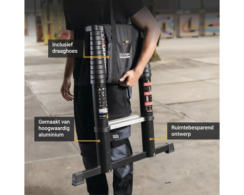 Persoon draagt een ingeschoven Batavia Professional telescopische ladder van aluminium in een draagtas.