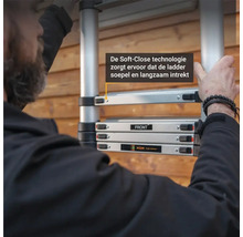 Persoon demonstreert Soft-Close-technologie van een telescopische ladder die soepel en langzaam intrekt.