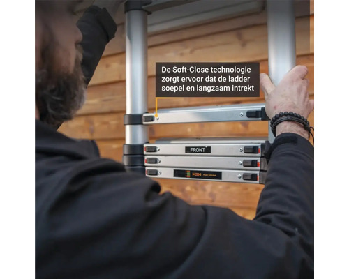 Persoon demonstreert Soft-Close-technologie van een telescopische ladder die soepel en langzaam intrekt.