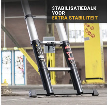 Telescoopladder met stabilisatiebalk aan de voet voor extra stabiliteit.