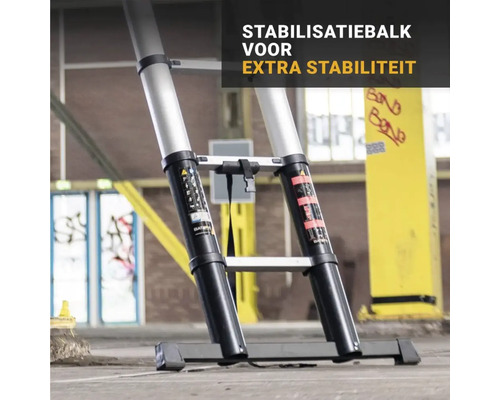 Telescoopladder met stabilisatiebalk aan de voet voor extra stabiliteit.