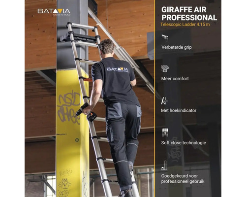 Batavia Giraffe Air Professional telescopische ladder 4,15 meter tegen een pilaar met een persoon die deze gebruikt.