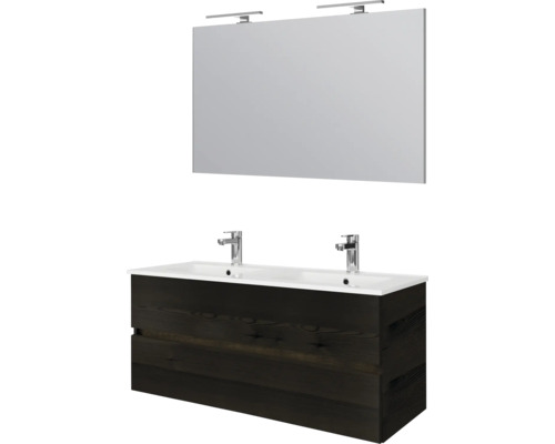 Dubbel badkamermeubel van donker hout met dubbele wastafel, twee kranen en een grote spiegel inclusief verlichting.