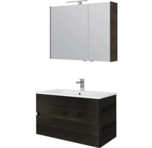 Badkamermeubelset in donkere houtlook met wastafelonderkast, twee laden, witte wastafel, kraan en spiegelkast met ledverlichting.