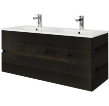 Dubbele wastafel met onderkast in donker houtlook en twee verchroomde kranen.