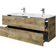 Dubbel wastafelmeubel in houtlook met twee laden, witte dubbele wastafel en twee kranen.