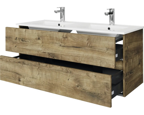 Dubbel wastafelmeubel in houtlook met twee laden, witte dubbele wastafel en twee kranen.