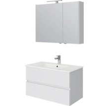 Witte badkamermeubelset met wastafelmeubel, twee lades, wastafel met chromen kraan en verlichte spiegelkast.