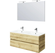 Dubbel wastafelmeubel met onderkast in houtlook, twee laden, dubbele wasbak en grote spiegel met twee lampen.