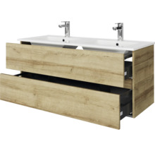 Dubbel wastafelmeubel in eikenlook met witte dubbele wastafel en twee chromen kranen, voorzien van twee lades.