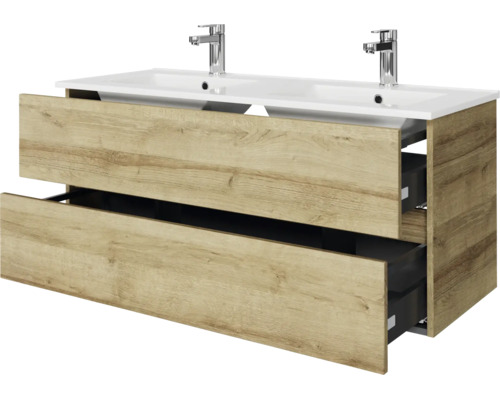 Dubbel wastafelmeubel in eikenlook met witte dubbele wastafel en twee chromen kranen, voorzien van twee lades.