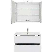 Witte badkamermeubelset met wastafelonderkast met twee lades, wastafel, kraan en een driedeurs spiegelkast met verlichting.