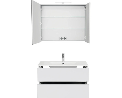 Witte badkamermeubelset met wastafelonderkast met twee lades, wastafel, kraan en een driedeurs spiegelkast met verlichting.