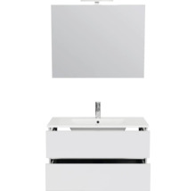 Moderne badkamermeubelset met spiegel, verlichting, wit keramische wastafel, chromen kraan en een onderkast met twee lades.