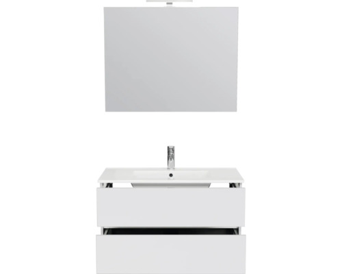 Moderne badkamermeubelset met spiegel, verlichting, wit keramische wastafel, chromen kraan en een onderkast met twee lades.