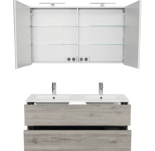 Moderne badkamermeubelset met dubbele wastafel in houtlook en geopende driedeurse spiegelkast met ledverlichting en glazen schappen.